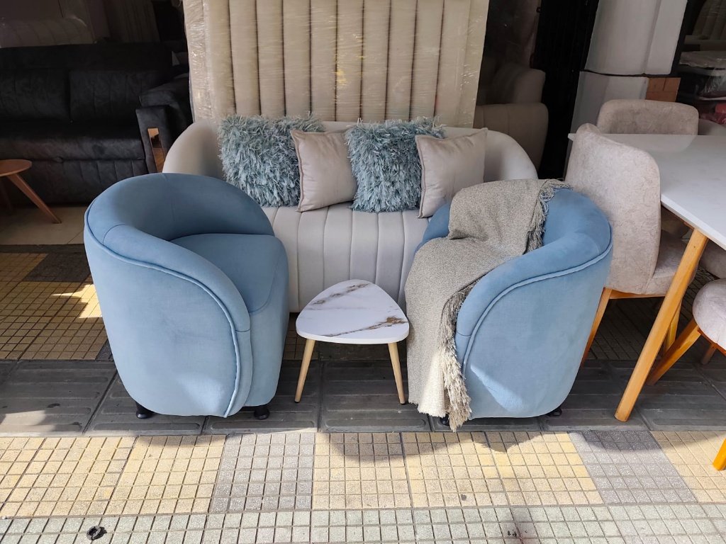 Sala Capri Blue con poltronas azules y sofá beige, salas modernas pequeñas en Cali