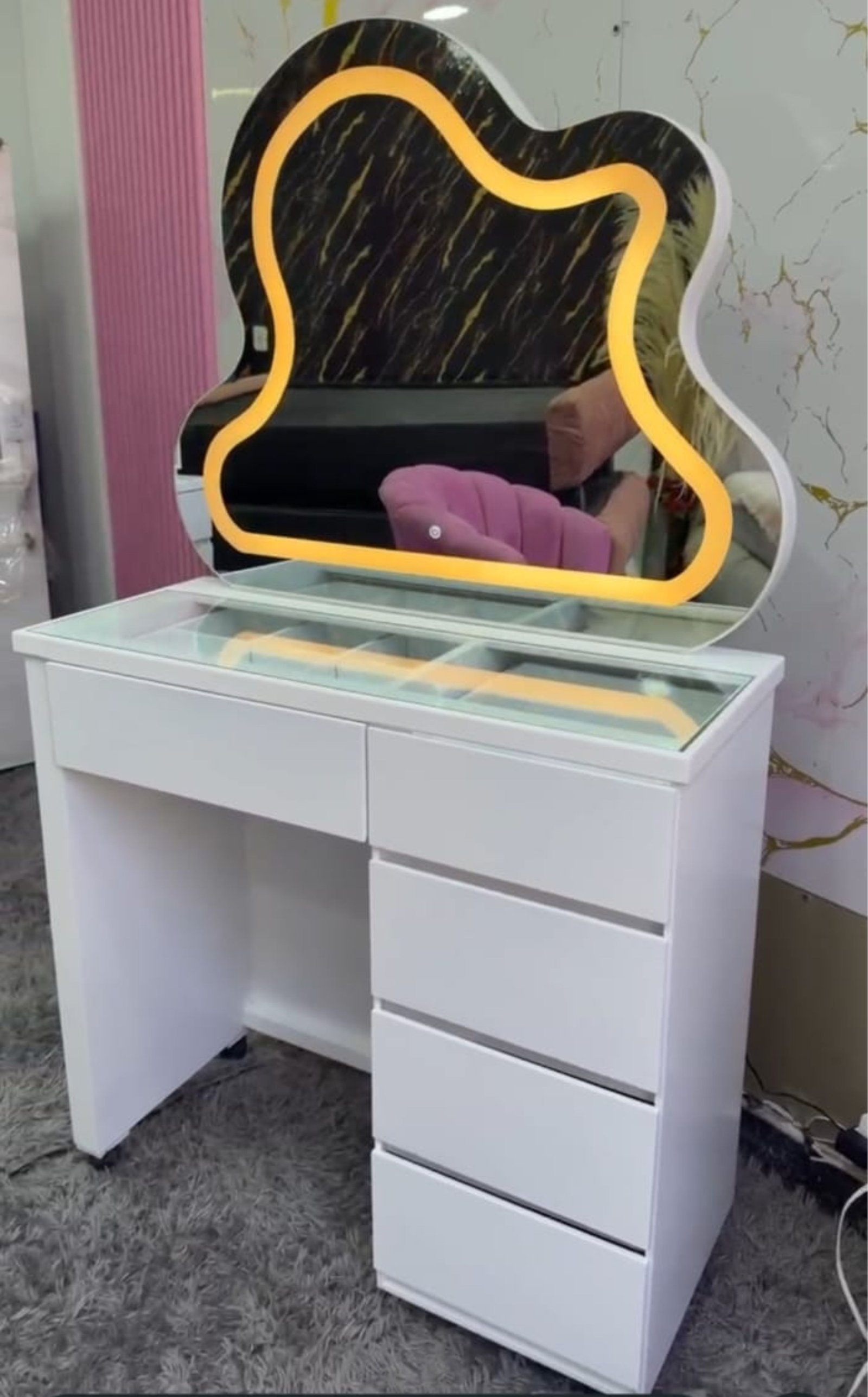 Tocador de lujo con espejo personalizado de forma orgánica, luz LED y vitrina de vidrio en Cali