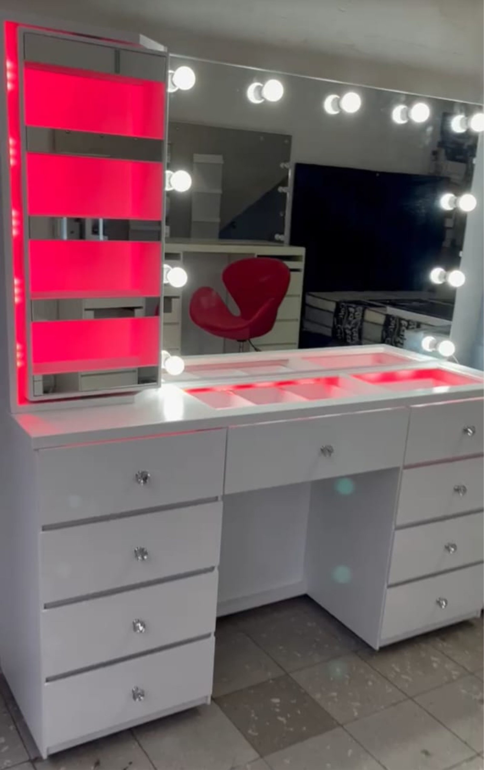 Tocador de lujo giratorio con luces LED de colores, vitrina iluminada y espejo con bombillos en Cali