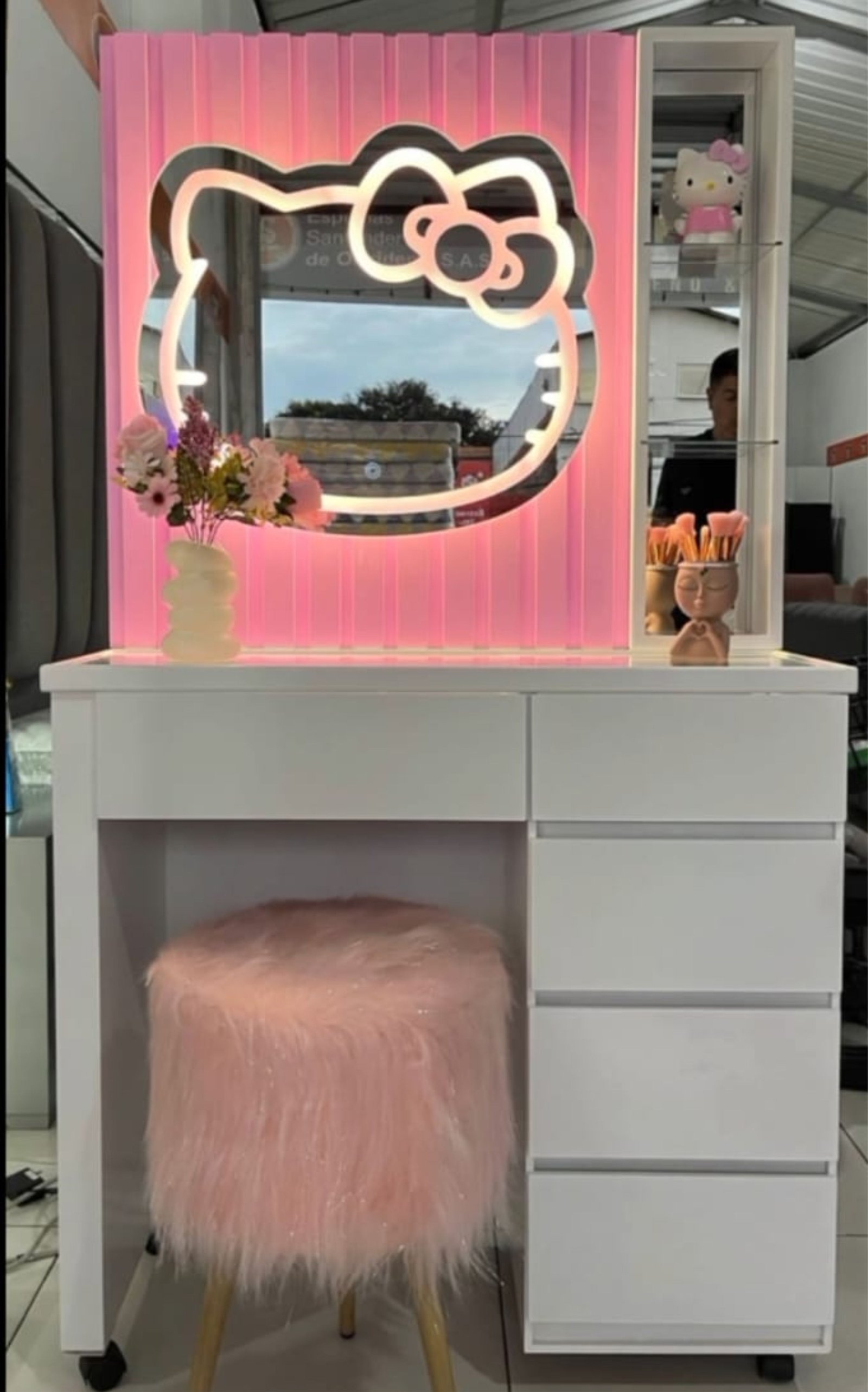 Tocador de lujo para niñas con espejo iluminado de Hello Kitty, panel rosado y butaco peludo en Cali